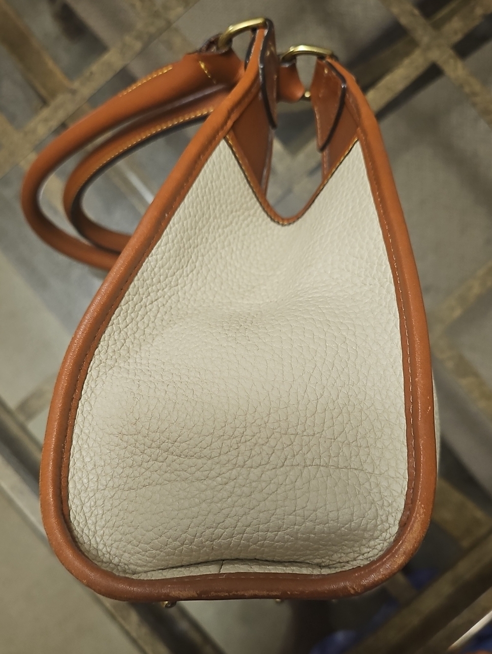 Dooney & Bourke Tan and Cream Leather Shoulder Bag ❤️ OFFERS WELCOMED!!❤️ - Picture 2 of 16